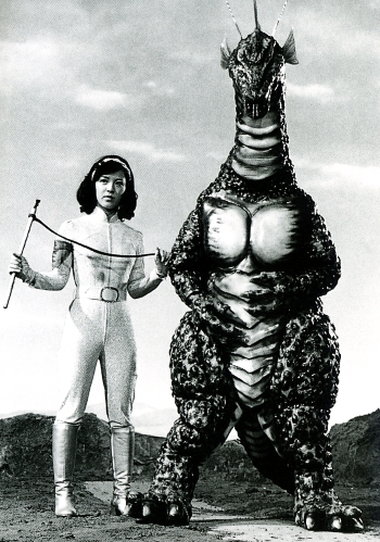 Illustration for article titled Behind-the-scenes Godzilla photos were charming, absolutely ridiculous